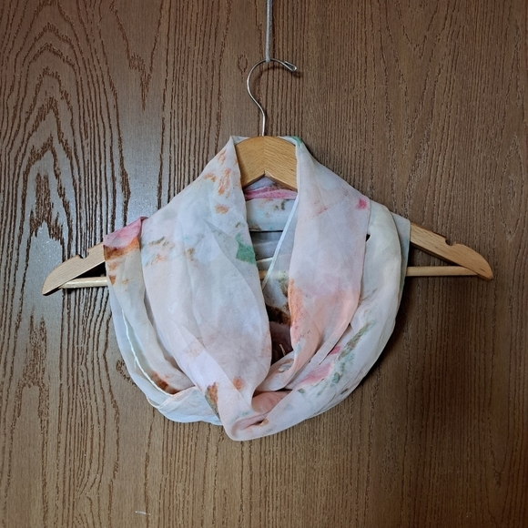 Lavello pink floral infinity scarf - Picture 8 of 9